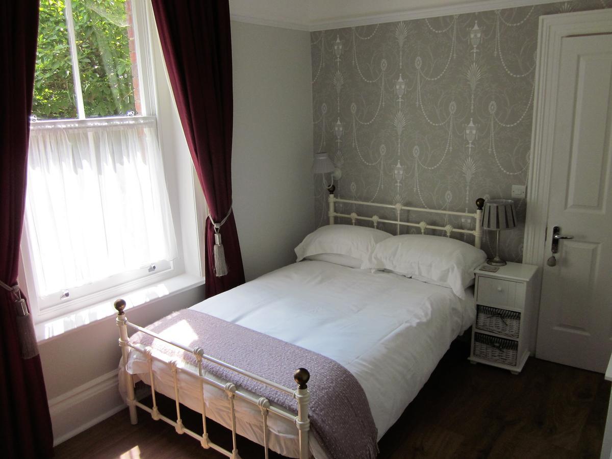 Bed and Breakfast Chart House Totland  Экстерьер фото